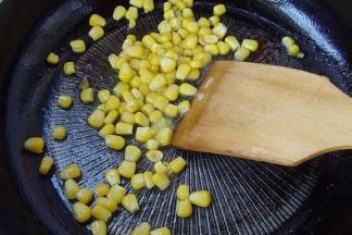 7.锅置火上少许油烧热，倒入玉米粒煸炒至熟盛出待用