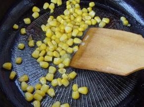 7.锅置火上少许油烧热，倒入玉米粒煸炒至熟盛出待用