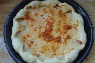 6.在扎好孔的面皮上均匀的抹上披萨酱料，放入预热180°的烤箱中烤10分钟后取出