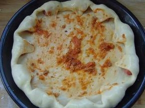 6.在扎好孔的面皮上均匀的抹上披萨酱料，放入预热180°的烤箱中烤10分钟后取出