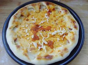 8.原锅倒入少许油，将腌好的鸡肉丁炒至变色