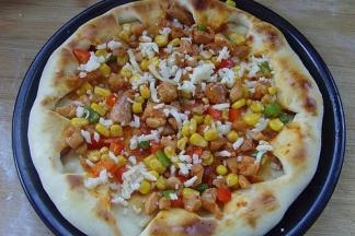 9.将青红椒粒、玉米粒放入，翻炒至断生