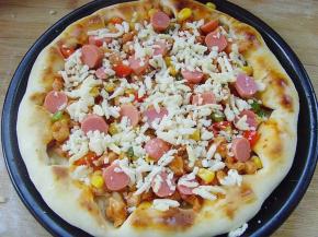 10.披萨饼坯取出，撒上少许马苏里拉奶酪丝