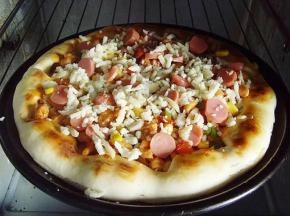 11.将鸡丁馅料均匀的放在饼上，馅料之间适量的撒上奶酪丝