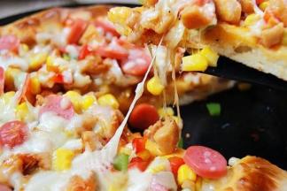 12.点缀上烤肠片，剩余的芝士丝全部均匀的撒在馅料上