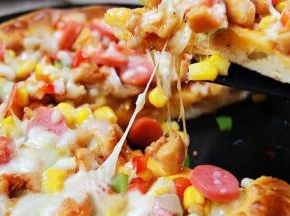 12.点缀上烤肠片，剩余的芝士丝全部均匀的撒在馅料上