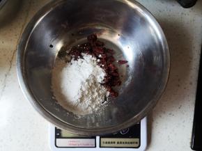 将玫瑰花酱和熟糯米粉混合均匀