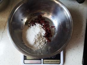 将玫瑰花酱和熟糯米粉混合均匀