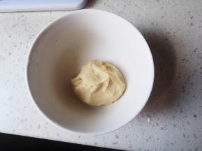 将油酥材料混合，揉成团，放冰箱冷藏半小时