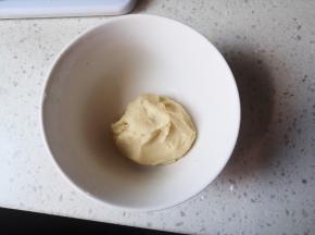 将油酥材料混合，揉成团，放冰箱冷藏半小时