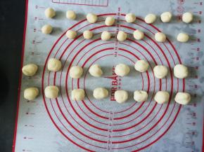 将水油皮和油酥各分成16份，滚圆