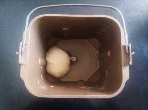 将水油皮材料放进面包机，揉至出膜，静置半小时