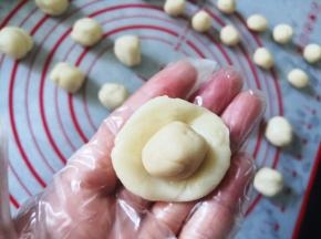 将油酥包入水油皮中