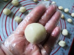 滚圆，盖保鲜膜静置15分钟