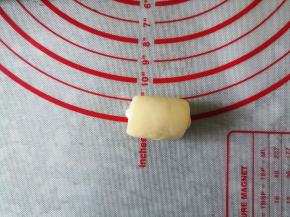 卷起，盖保鲜膜静置15分钟