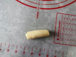 纵向卷起，盖保鲜膜静置15分钟