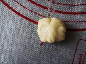 将饼皮两端往中间折