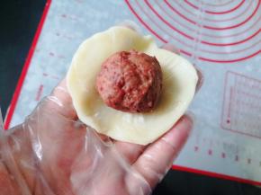 包入馅，滚圆，稍按扁