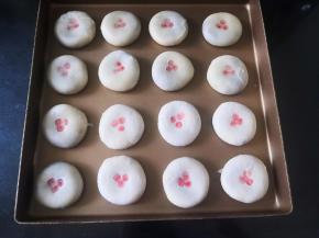 摆入烤盘，用色素在表面印上图案