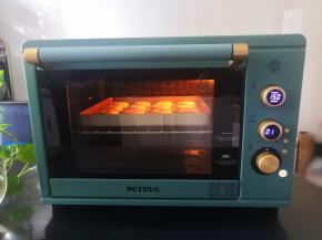 放入烤箱中层上火140度下火130度20分钟，中途翻面