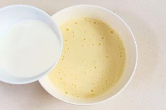 加入纯牛奶翻拌均匀。