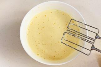 鸡蛋加糖搅打至发白浓稠，体积变大。