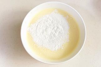 低筋面粉和泡打粉混合，筛入碗中。