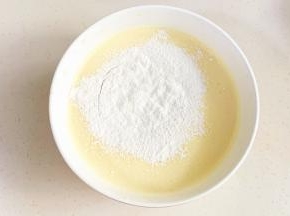 低筋面粉和泡打粉混合，筛入碗中。