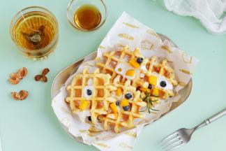 撒上一些糖粉，淋上酸奶，放上一些新鲜的水果。