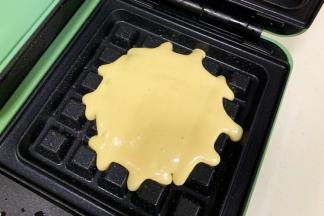 摩飞三明治机预热，盘内刷上油，倒入1勺面糊。