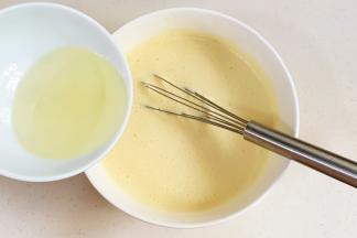 加入玉米油翻拌均匀。