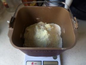 除黄油和酵母外所有面包原料放进面包桶，揉至出厚膜