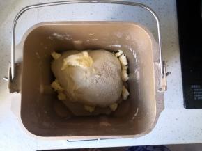 加入黄油和酵母