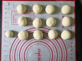 将面团分成12个同样大小和1个一半大的剂子，静置15分钟