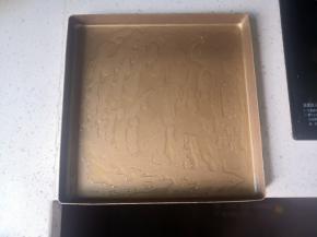 在烤盘中倒入15克玉米油