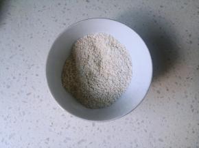 将脆底原料混合，搅拌均匀