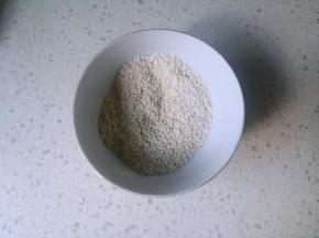 将脆底原料混合，搅拌均匀