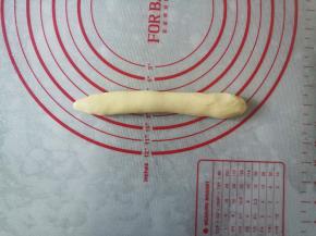 将每个剂子搓成条状