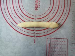 将每个剂子搓成条状