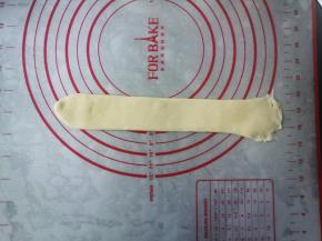 将每条擀开，将末端按薄