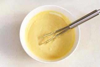 继续用蛋抽翻拌均匀。