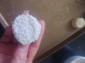 每个面包底部先沾水，再粘脆皮材料