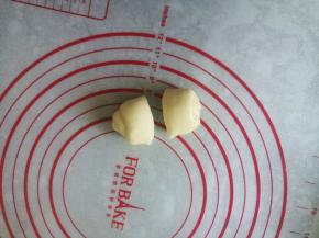 将每个剂子对半切开，一半大的那个剂子不用切