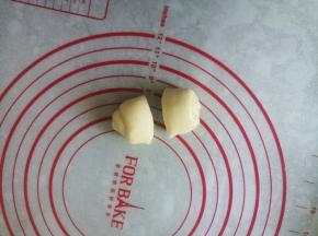 将每个剂子对半切开，一半大的那个剂子不用切
