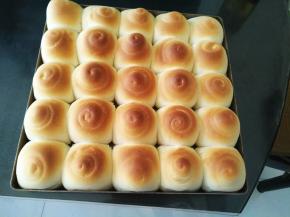 上色均匀后即可出炉，趁热抹玉米油