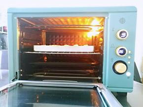 烤箱底部放盛水的烤盘，将面包放中层，开启发酵功能，设置45度发酵