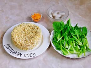 准备食材，我买的虾仁，鲜虾剥也可以哈。