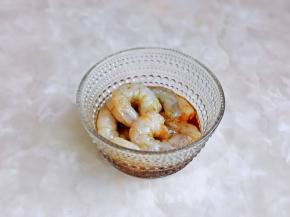 虾仁洗干净后，淋干水分，加入料酒，1勺生抽抓拌均匀，腌制5分钟。