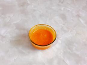 咸蛋黄调味料加入少许纯净水，搅拌成糊状。