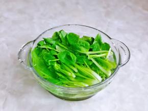 青菜加入盐冷水泡5分钟。
